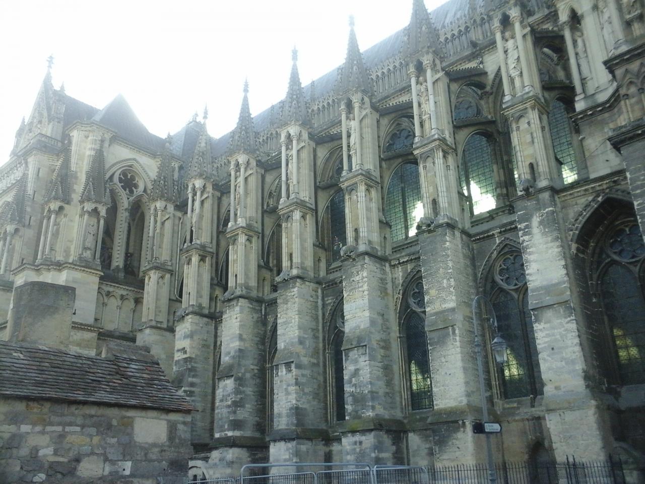 Le flan gauche de la cathèdrale de Reims